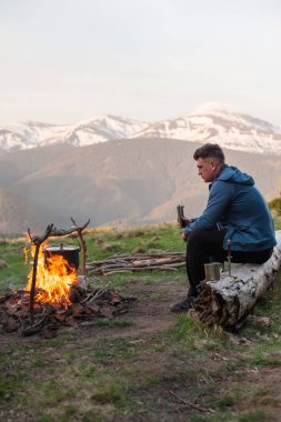 Bir kamp ateşi dağlarda pişirme