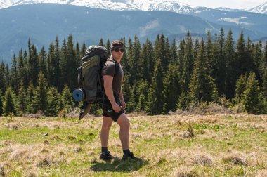 Maceracı yeşil dağ yamacında ormanlık tepeler streç ufuk - dağlarda harika seyahat için hayran duruyor.