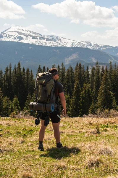 Poszukiwacz Przygód Stoi Zboczu Góry Zielone Podziwiając Odcinku Zalesione Wzgórza — Zdjęcie stockowe