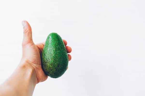 Menschliche Hand Hält Avocado Isoliert Auf Weißem Hintergrund Mit Clipping — Stockfoto