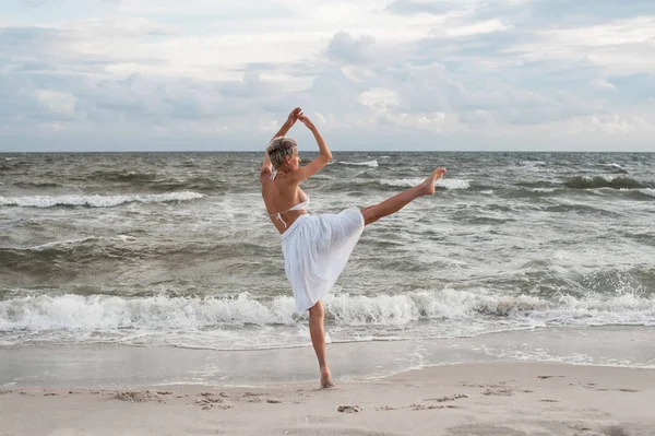 Pemuda Cantik Balerina Menari Dan Berpose Luar Laut Latar — Stok Foto