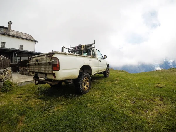 Suv Grama Com Fundo Nas Montanhas — Fotografia de Stock