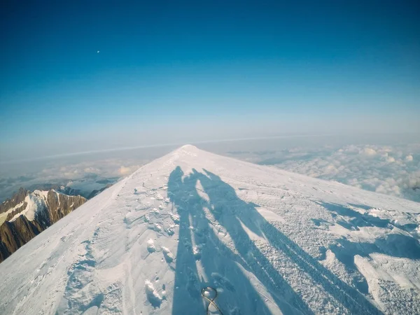 Três Pessoas Topo Montanha Mont Blanc — Fotografia de Stock