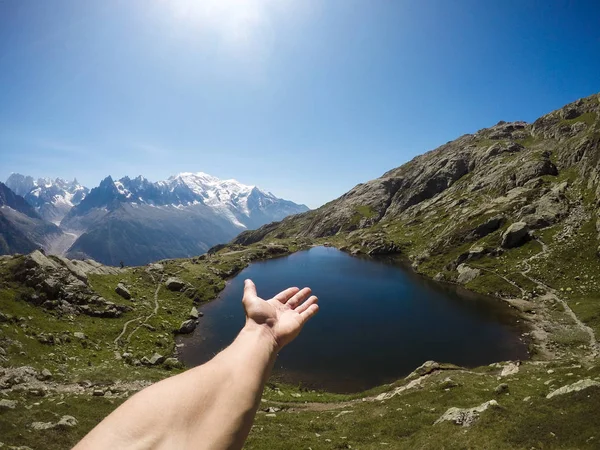 Mão Homem Contra Montanhas Lago Montanha Conceito Encontrar Uma Maneira — Fotografia de Stock