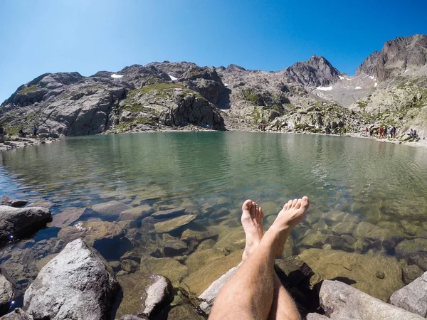 bir dağ gölü arka planda güzel bacaklar