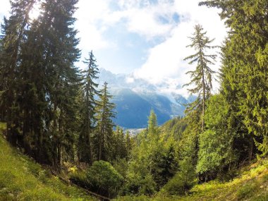 Chamonix, Fransa: Chamonix Les Houches, Haute Savoye, Fransa yukarıda Mont Blanc tramvay hattı üzerinden görülen yukarıda dağlar