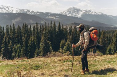 Bir erkek üstte duruyor ve dağların hayran