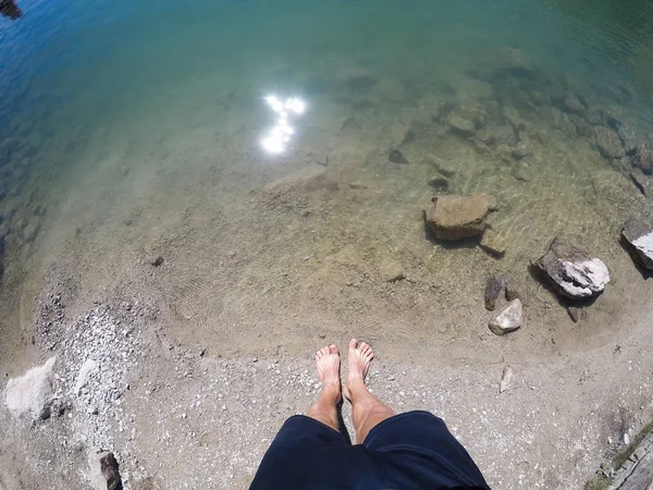 Krásné Nohy Pozadí Horské Jezero — Stock fotografie