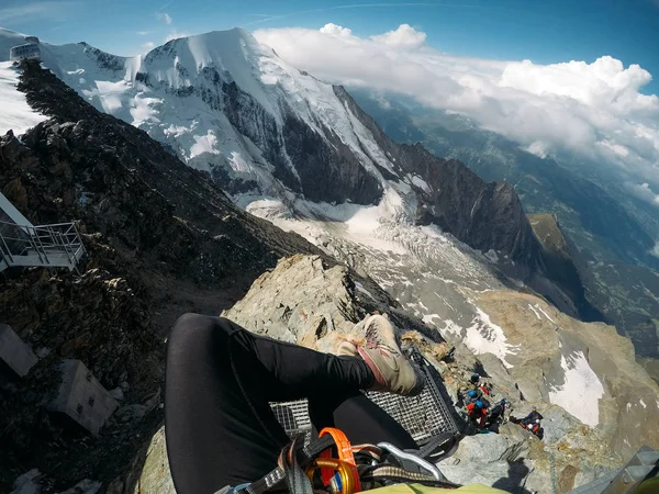 Alpinista Inclinou Sobre Abismo — Fotografia de Stock