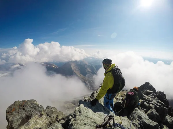 Hombre Con Mochila Trekking Las Montañas Clima Frío Nieve Las —  Fotos de Stock