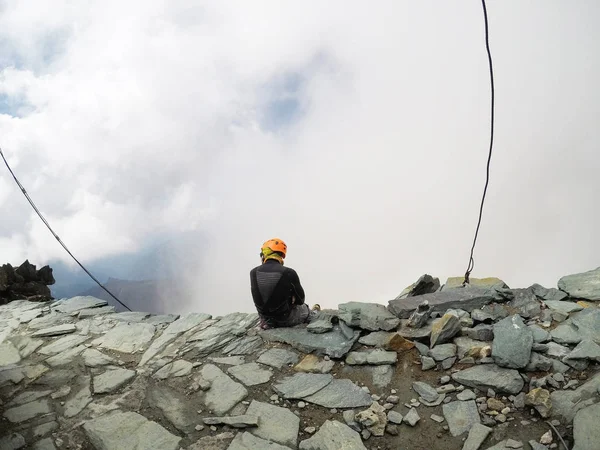 Jovem Alpinista Com Vista Para Nuvens — Fotografia de Stock