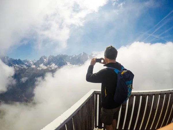 Caminhadas Nas Montanhas Dos Alpes Homem Viajante Com Mochila Caminhadas — Fotografia de Stock