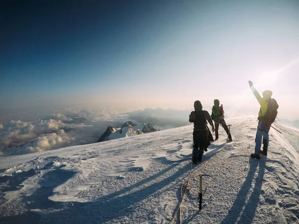 Drie Klimmers Top Van Mont Blanc Bij Zonsopgang — Stockfoto