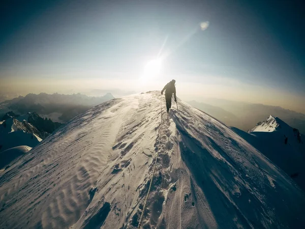 Silhouette Uomo Sulla Neve Cima Della Montagna — Foto Stock