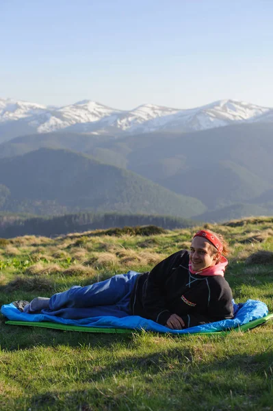 Gelukkig Toeristische Reiziger Grond Liggen Genieten Van Het Uitzicht Vanaf — Stockfoto