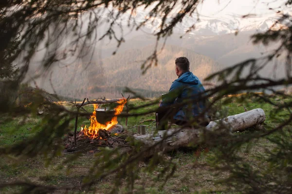 Cuisiner Sur Feu Camp Dans Les Montagnes — Photo