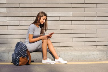 Bir cep telefonu arka sokakta yürütülmesi