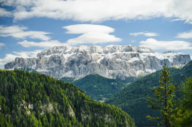 South Tyrol, İtalya için Dolomites gündoğumu üç alanda doruklarına