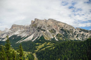 Dolomites'in yüksek dağ kayalıklarla