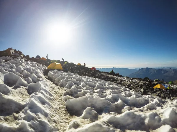 Namioty turystyczne w dolinie pomiędzy skałami na drodze do Mont Blanc — Zdjęcie stockowe