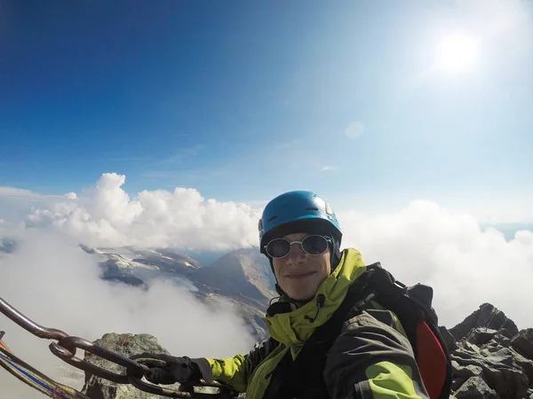 Jovem Alpinista Está Uma Rocha Faz Uma Foto Com Uma — Fotografia de Stock