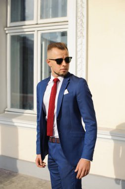 Mavi elbiseli güzel bir adam portresi