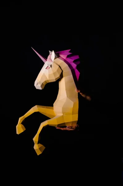 Händerna Håller Unicorn Konstverk Modellen Unicorn Pappersmodell Kopiera Utrymme — Stockfoto