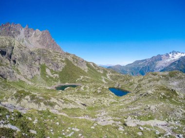 Arka plan, Chamonix konumu Lac Blanc gölde Mont Blanc (Monte Bianco) ile renkli yaz Panoraması. Güzel açık sahne Vallon de Berard doğa korumak, Graian Alpler, Fransa.