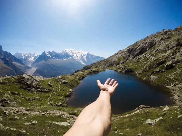 Mão Homem Contra Montanhas Lago Montanha Conceito Encontrar Uma Maneira — Fotografia de Stock