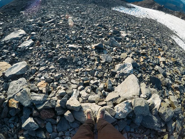 Belas pernas contra o fundo de picos de montanha — Fotografia de Stock