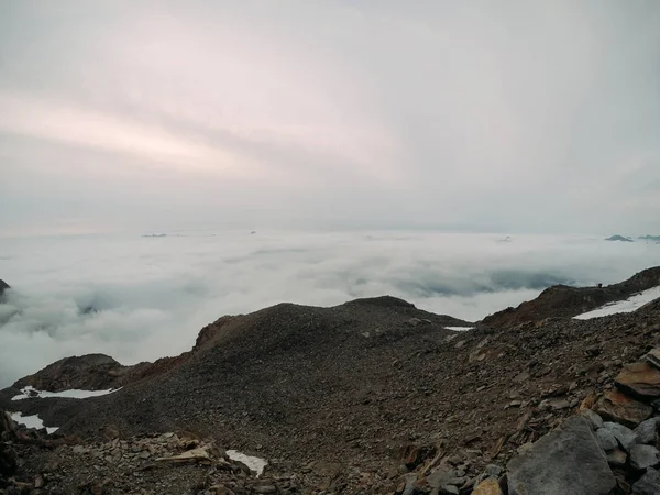 Una Magnifica Vista Della Montagna Sulle Affascinanti Nuvole — Foto Stock