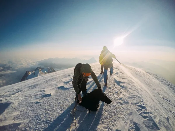 Dois Alpinistas Cume Mont Blanc Nascer Sol — Fotografia de Stock