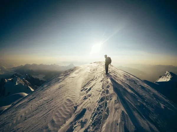 Silueta Hombre Cima Montaña Nieve — Foto de Stock