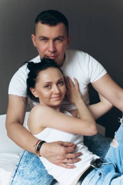 karı koca, aşıklar yatakta oturuyor