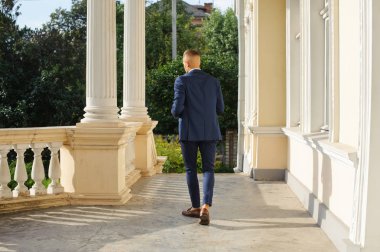 Geri bir düşünceli genç işadamı görünümlü doğa zemine karşı yalıtım için