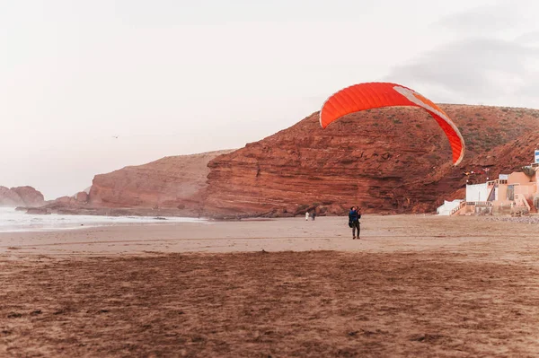 Parapente Praia Pôr Sol Homem Pousando Praia Perto Oceano — Fotografia de Stock