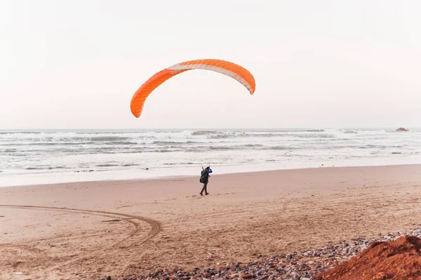 Parapente Praia Pôr Sol Homem Pousando Praia Perto Oceano — Fotografia de Stock