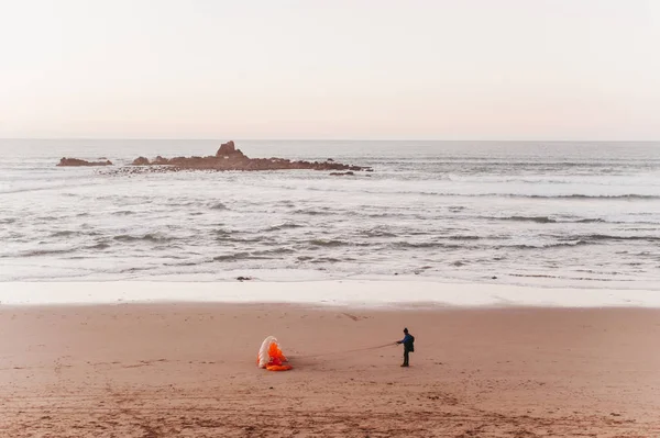 Gleitschirmfliegen Strand Bei Sonnenuntergang Gleitschirmfliegen Macht Ihren Fallschirm — Stockfoto