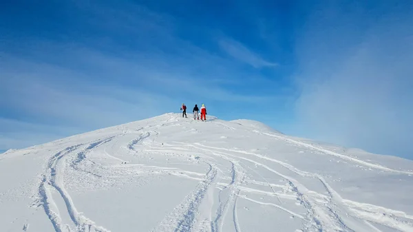 Grupo de excursões de esqui — Fotografia de Stock