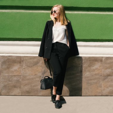 Klasik takım elbiseli genç bir kız. İş konuları