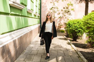 Klasik takım elbiseli genç bir kız. İş konuları