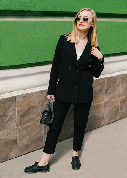 Una joven con un traje clásico. Temas comerciales — Foto de Stock