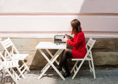 sokakta çalışan kız serbest