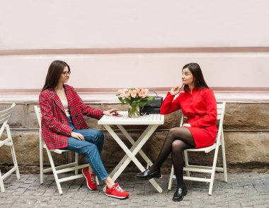 sokakta çalışan kız serbest