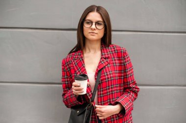 Kırmızı ceketli güzel kız