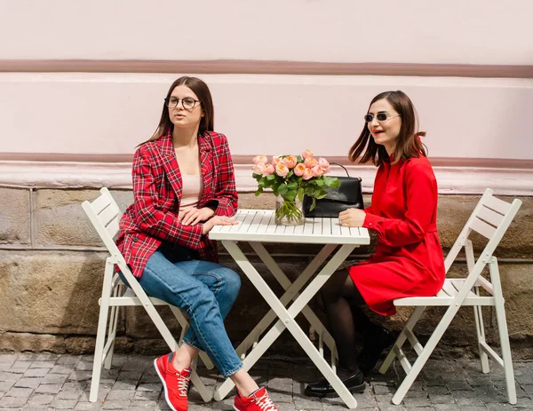 Freiberuflerinnen, die auf der Straße arbeiten — Stockfoto