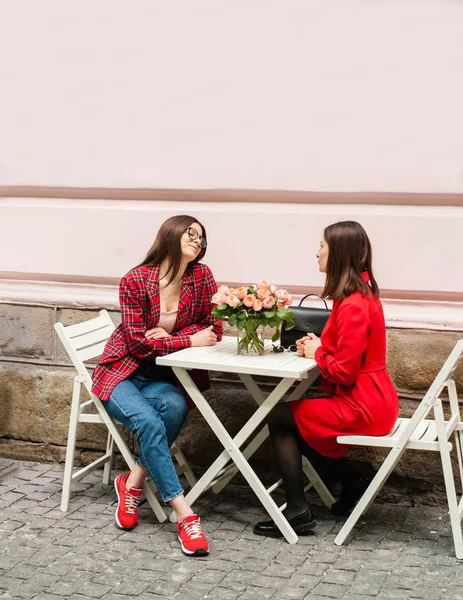 sokakta çalışan kız serbest