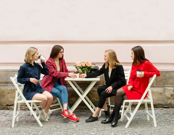 Chicas freelancers que trabajan en la calle — Foto de Stock