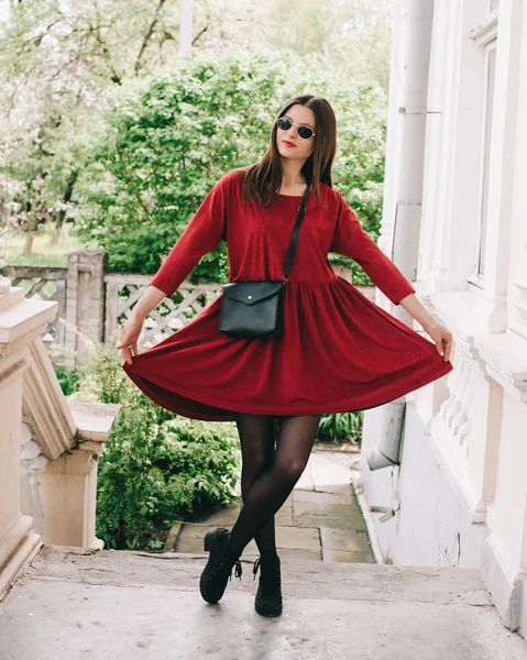 Gadis cantik dengan gaun merah — Stok Foto