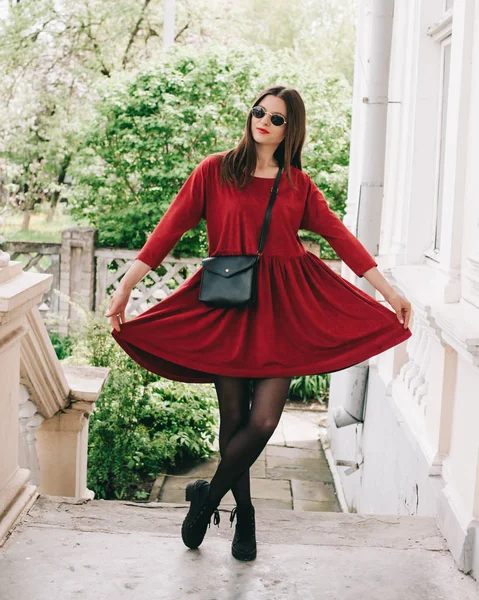 Hermosa chica en vestido rojo — Foto de Stock